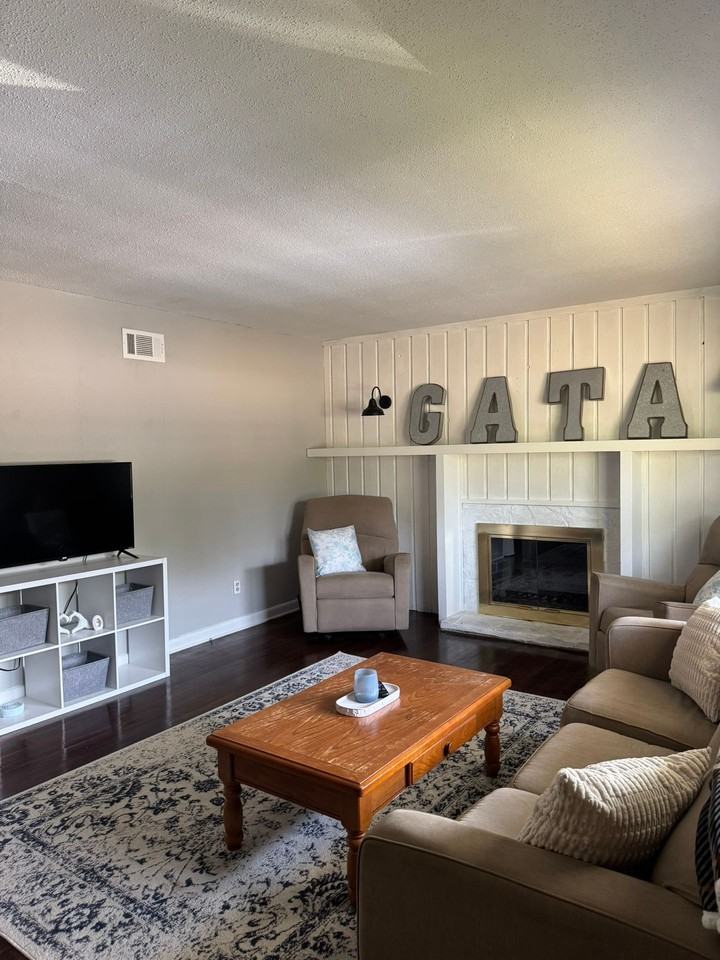 110 Holly Dr - Photo 3 of 16