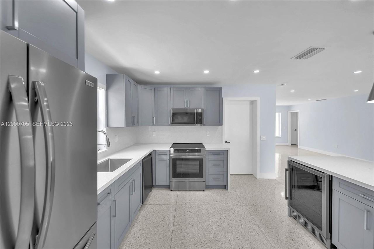 2311 Sw 23rd St #0 - Photo 5 of 31