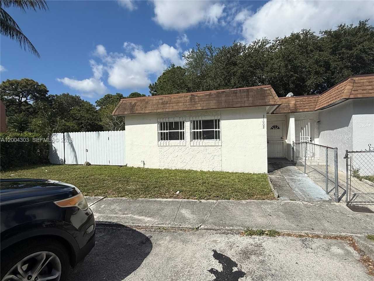 21002 Nw 39th Ave - Photo 2 of 12
