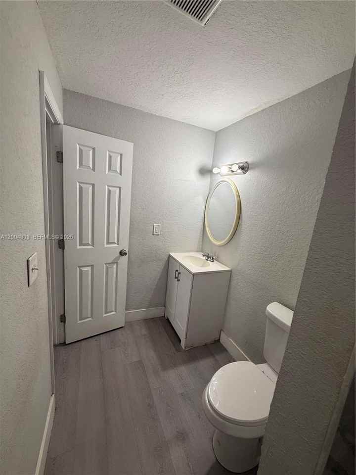 21002 Nw 39th Ave - Photo 7 of 12