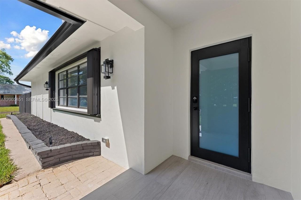 401 Sw 63rd Ter - Photo 4 of 42