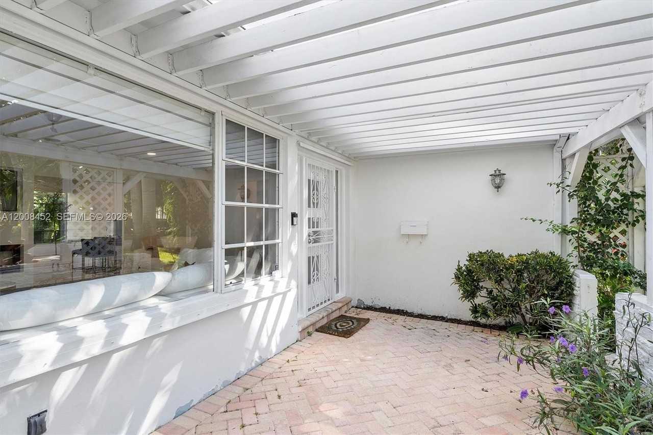 1099 Ne 97th St - Photo 7 of 42