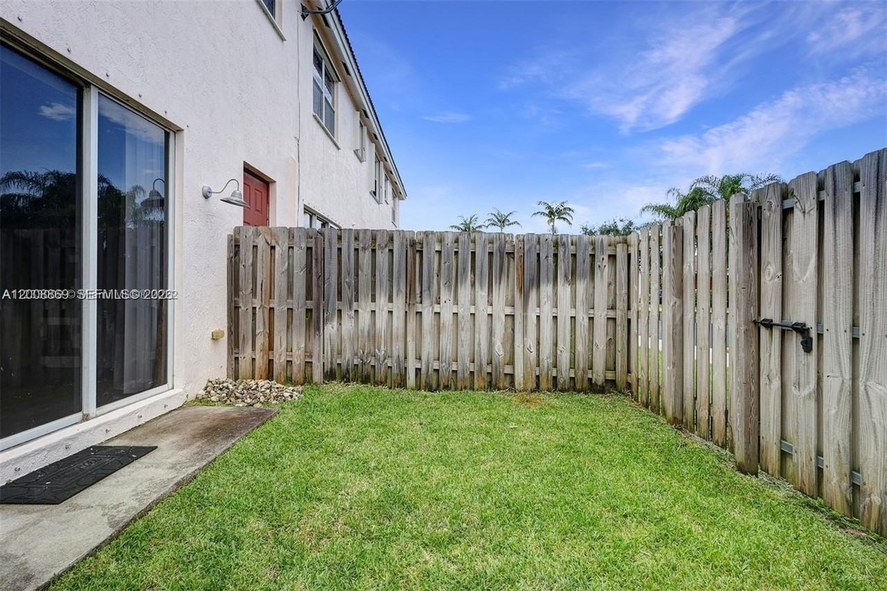 2311 Ne 42nd Cir #1 - Photo 2 of 18