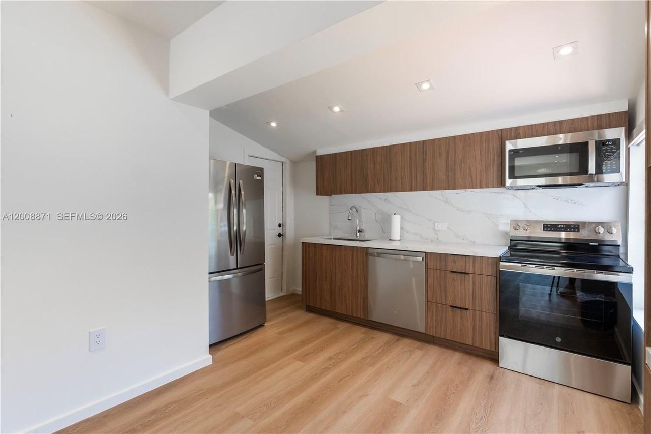 3021 Coconut Grove Dr #3021 - Photo 4 of 31