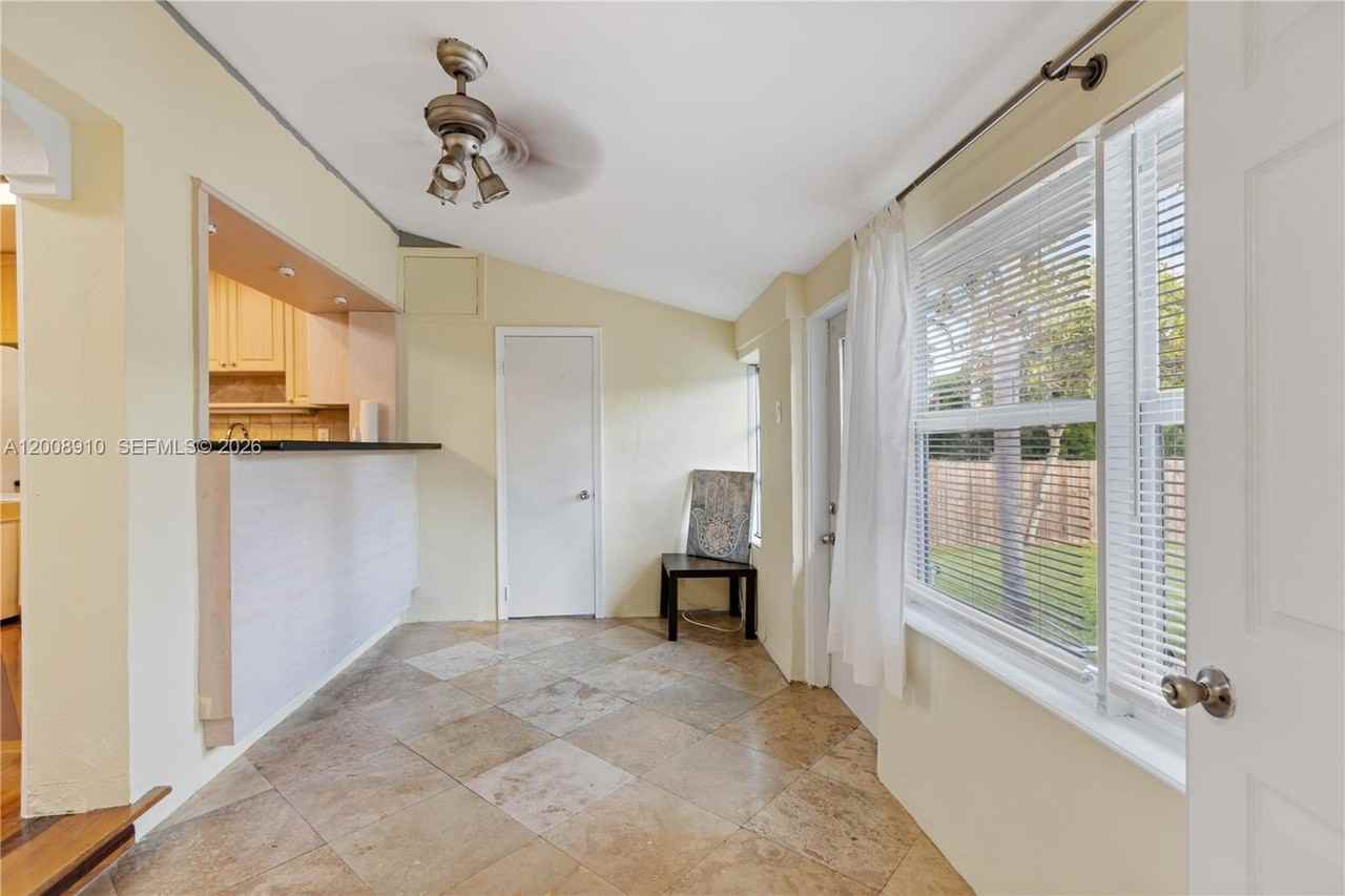 1422 Wiley St - Photo 3 of 9