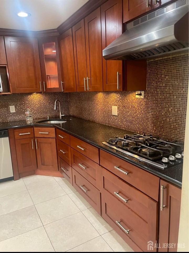 254 College Dr - Photo 2 of 6