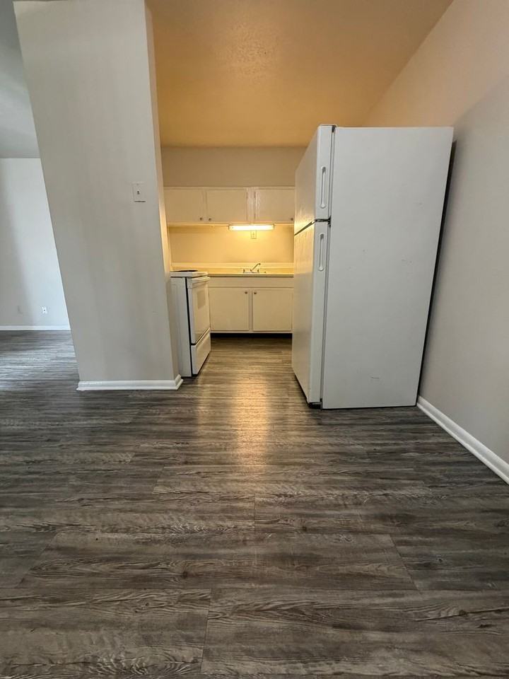 421 Poplar Level Ct #302 - Photo 5 of 9