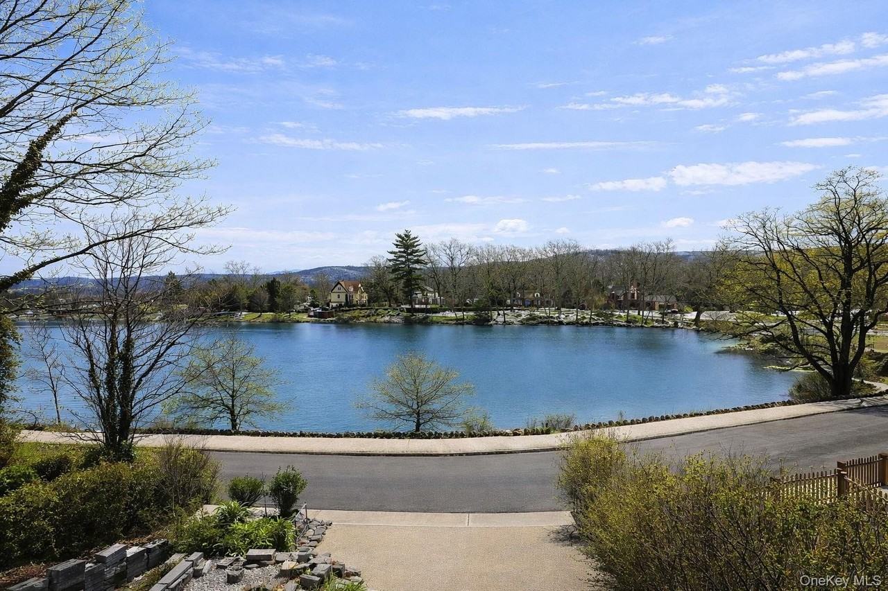 52 Roe Ave - Photo 2 of 22