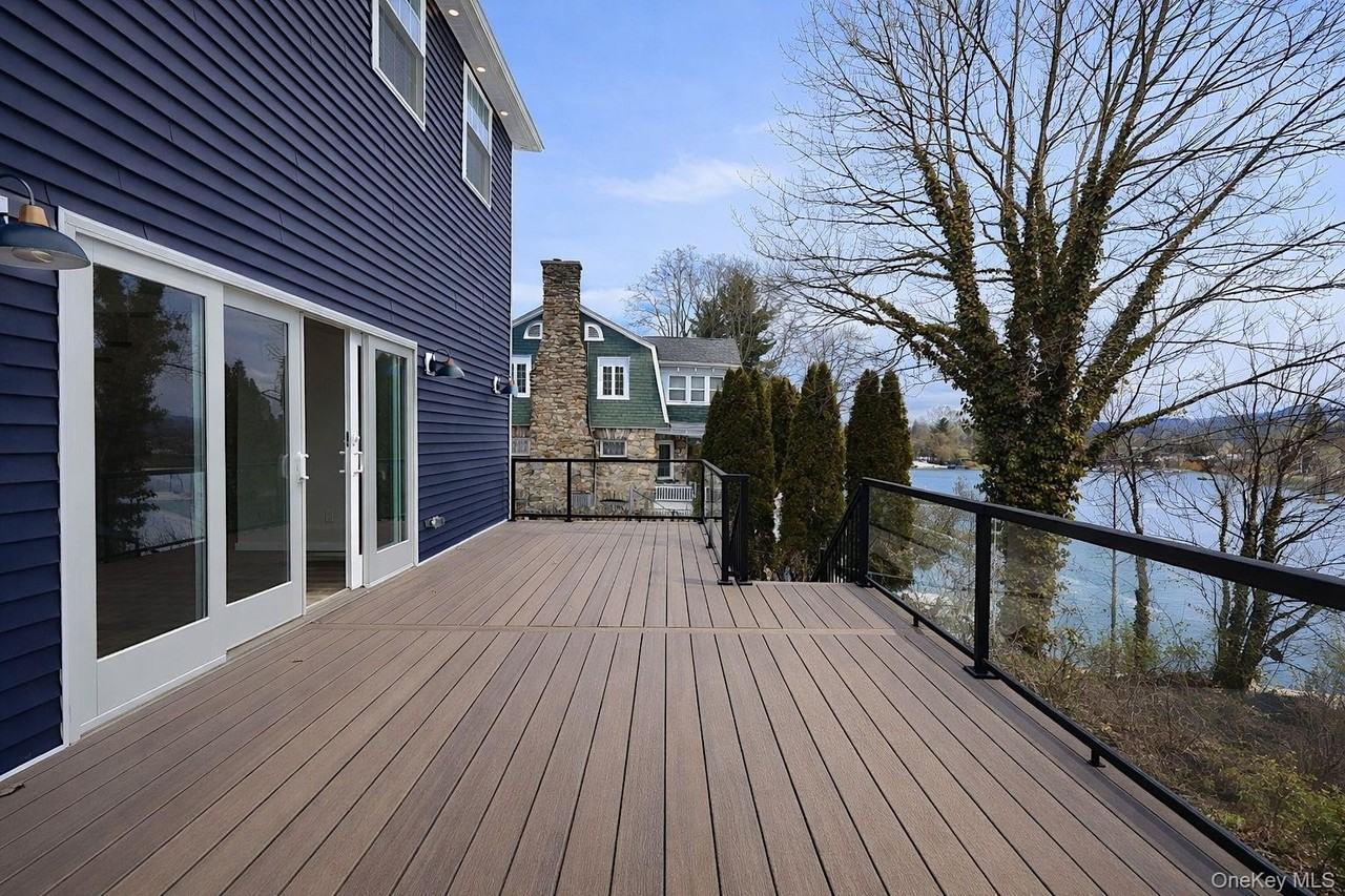 52 Roe Ave - Photo 4 of 22