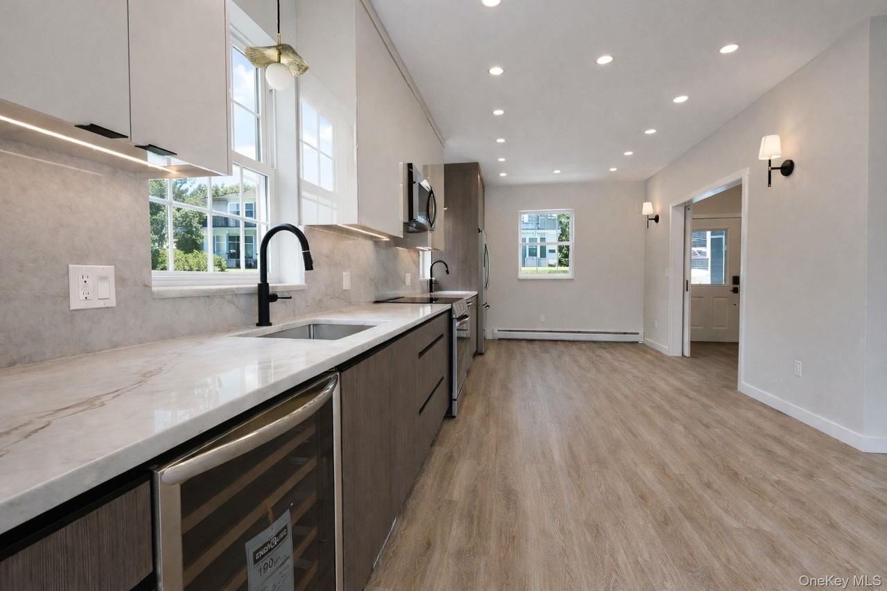 52 Roe Ave - Photo 7 of 22