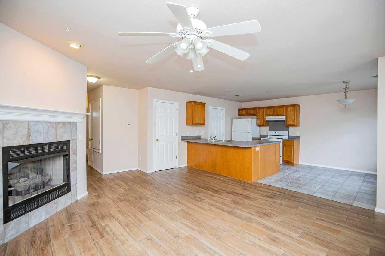 903 W Peachtree Dr - Photo 3 of 18