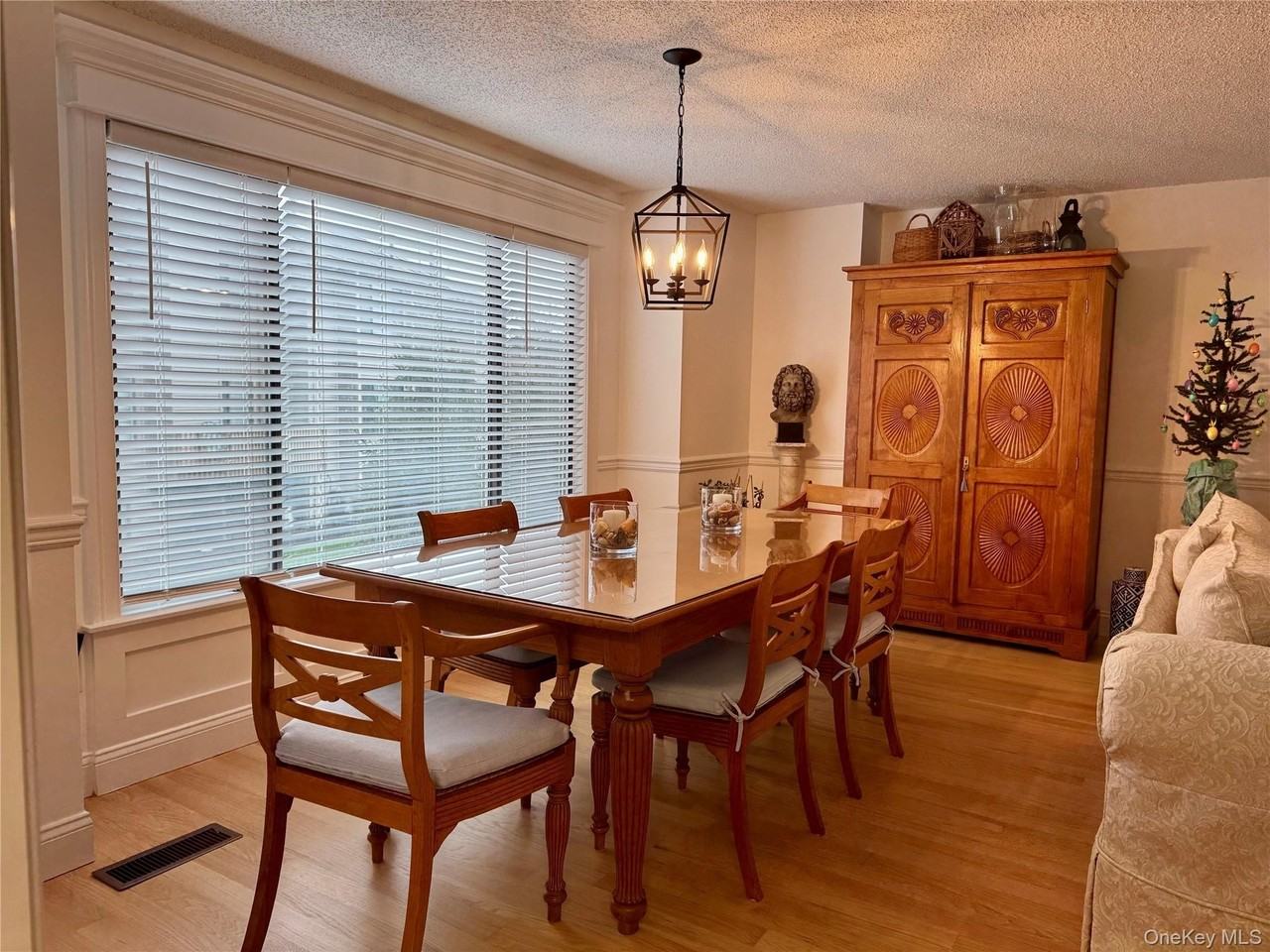 1 Kings Ct - Photo 2 of 12