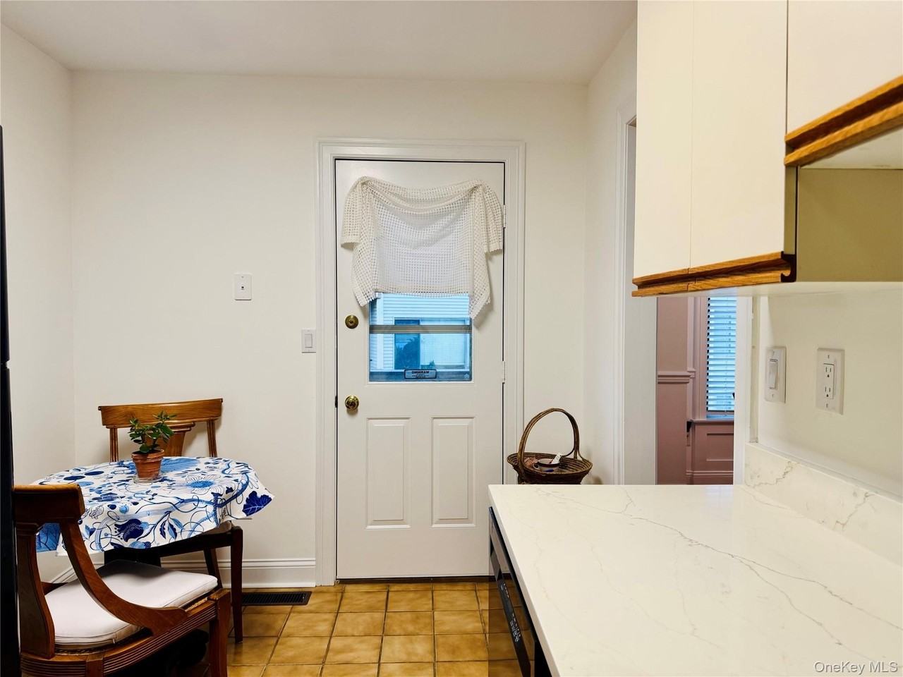 1 Kings Ct - Photo 4 of 12