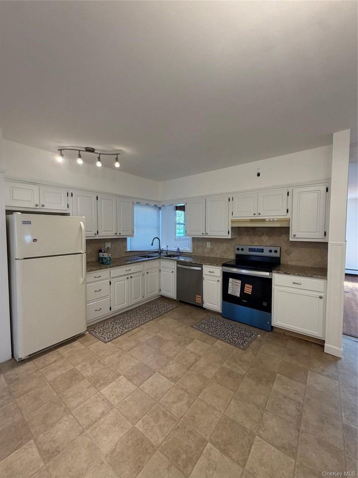 217 Greeley Ave - Photo 2 of 18