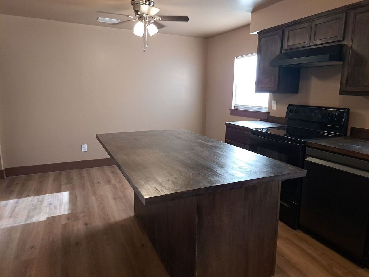 523 E 8th St - Photo 3 of 25