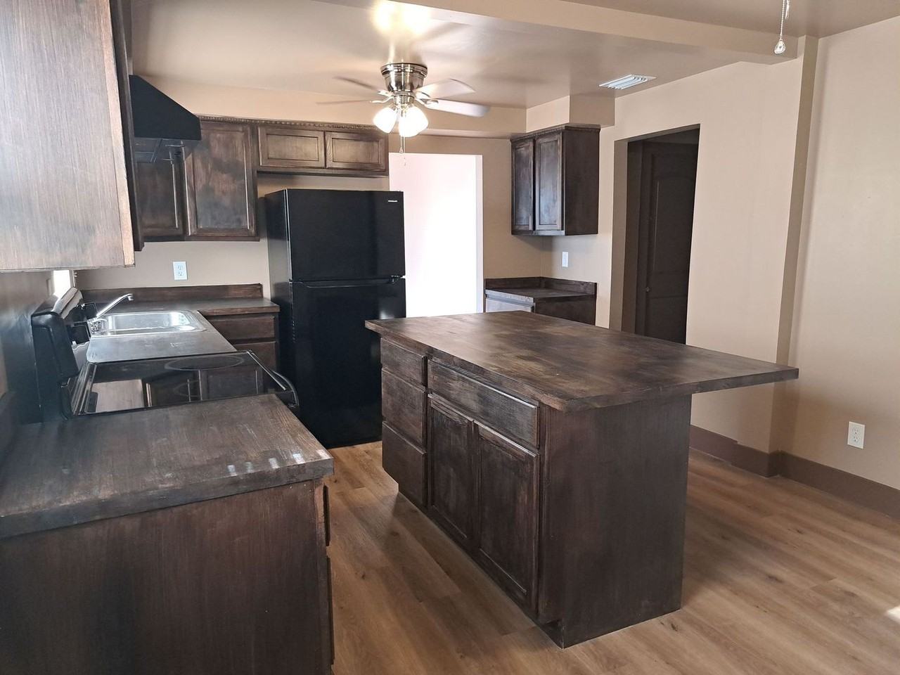 523 E 8th St - Photo 4 of 25