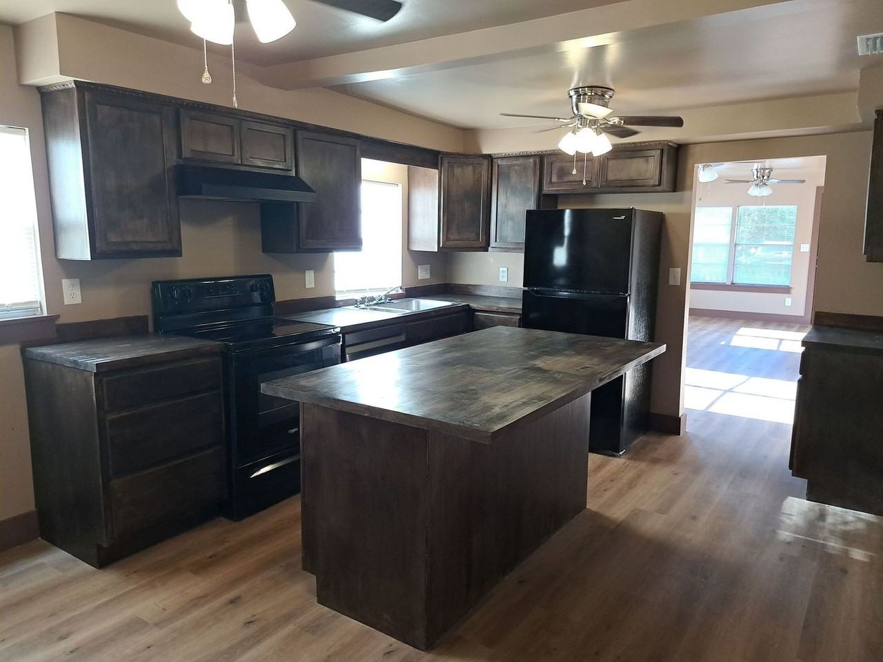 523 E 8th St - Photo 5 of 25