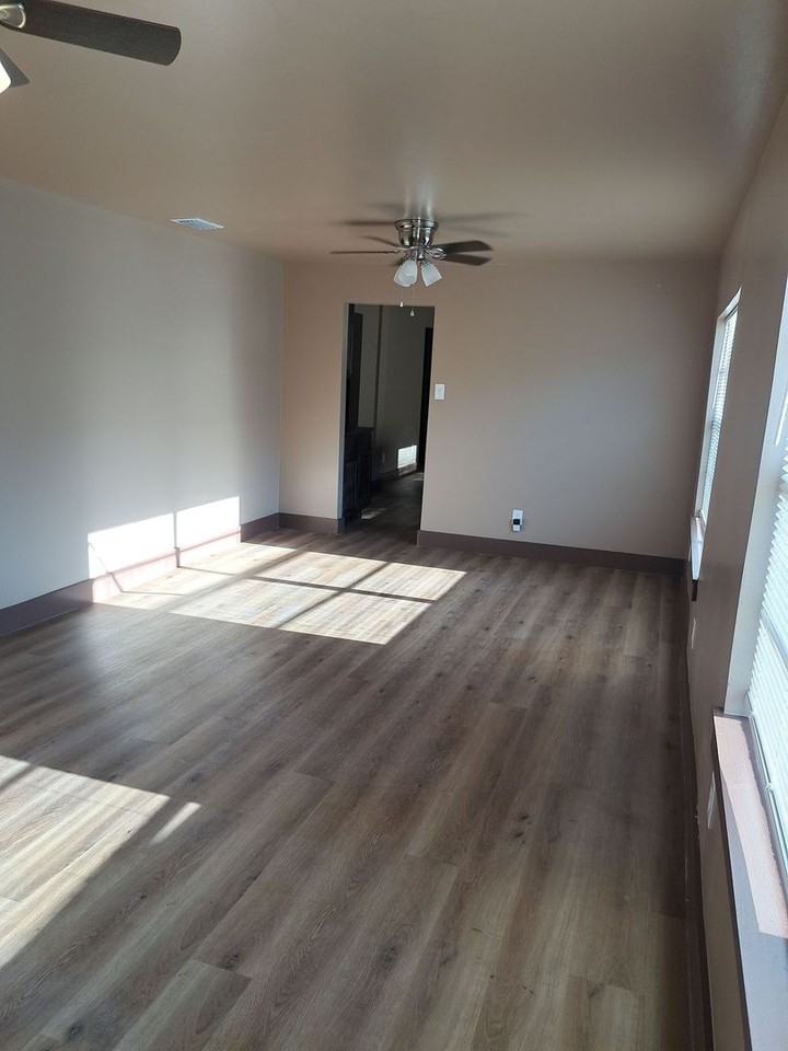 523 E 8th St - Photo 7 of 25