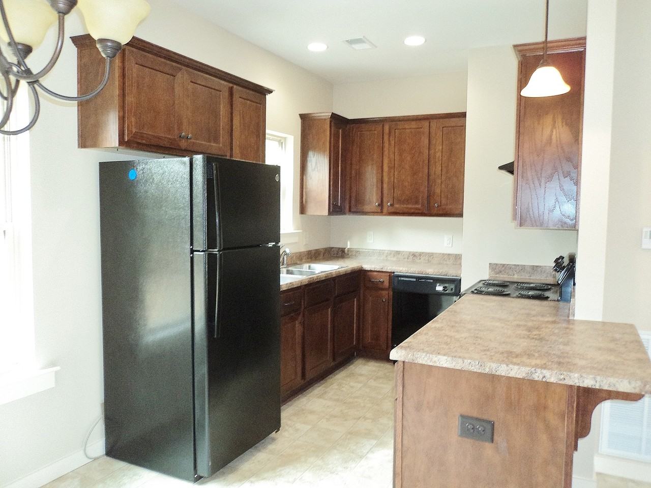 435 Hathaway Ln - Photo 3 of 7