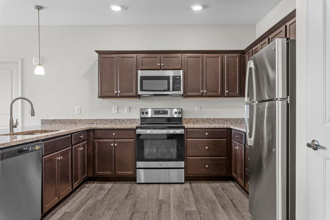150 Grove Cir - Photo 7 of 28
