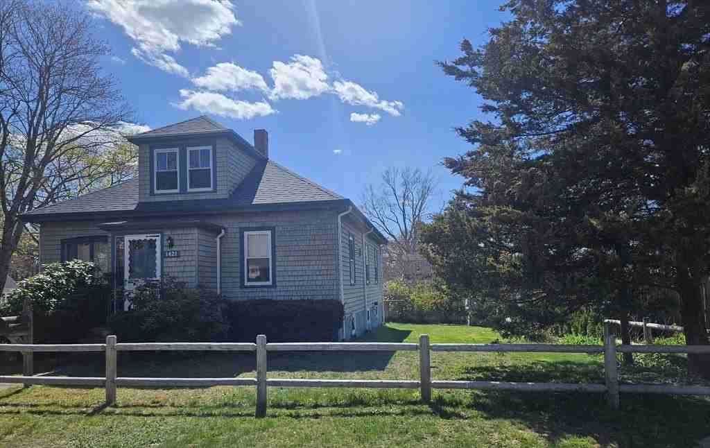 1421 Morton Ave - Photo 2 of 20