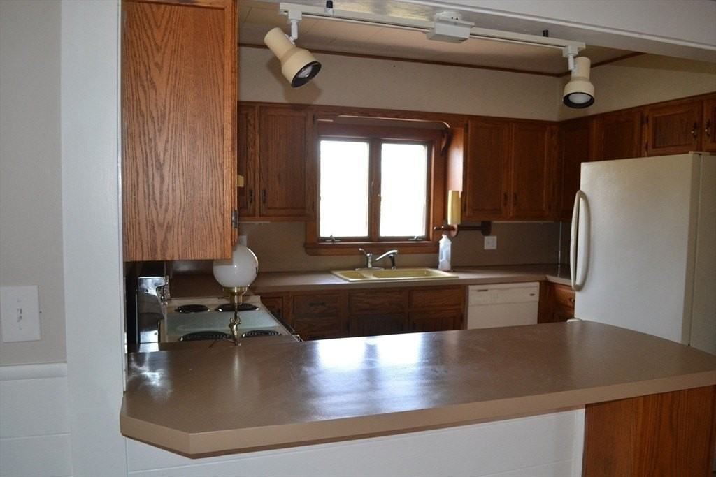 1421 Morton Ave - Photo 4 of 20