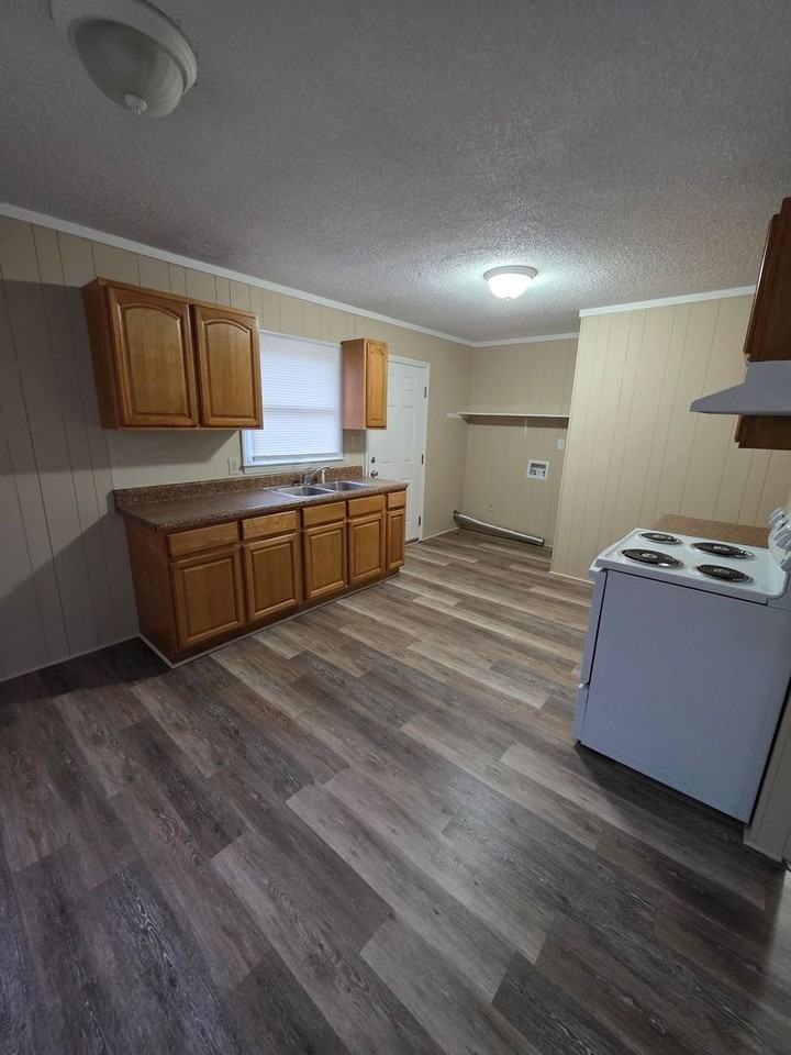 1910 Whitehall St - Photo 2 of 8