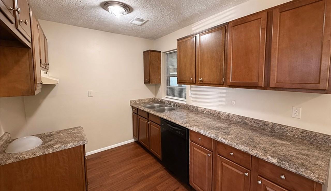 159 Hedgewood Ct - Photo 3 of 12