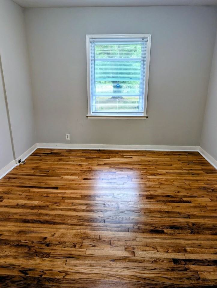 246 Robert E Lee Dr - Photo 4 of 10