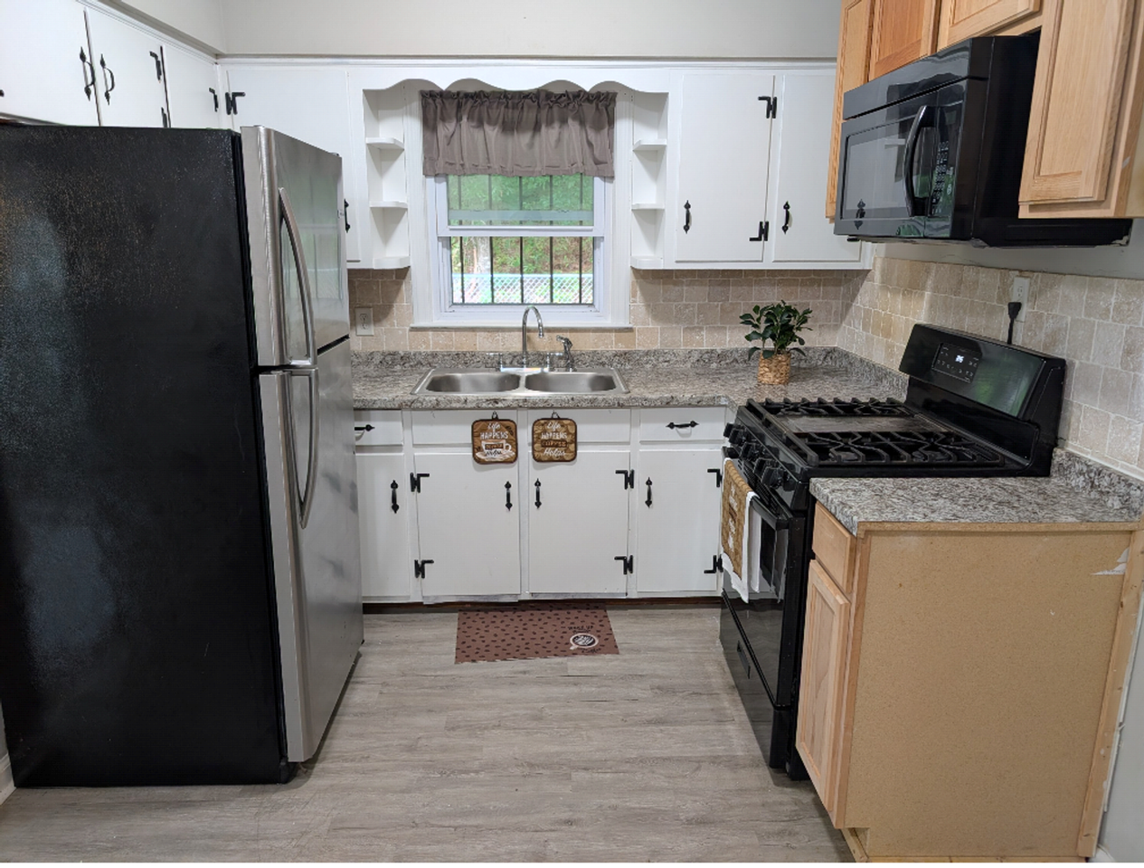 246 Robert E Lee Dr - Photo 3 of 10