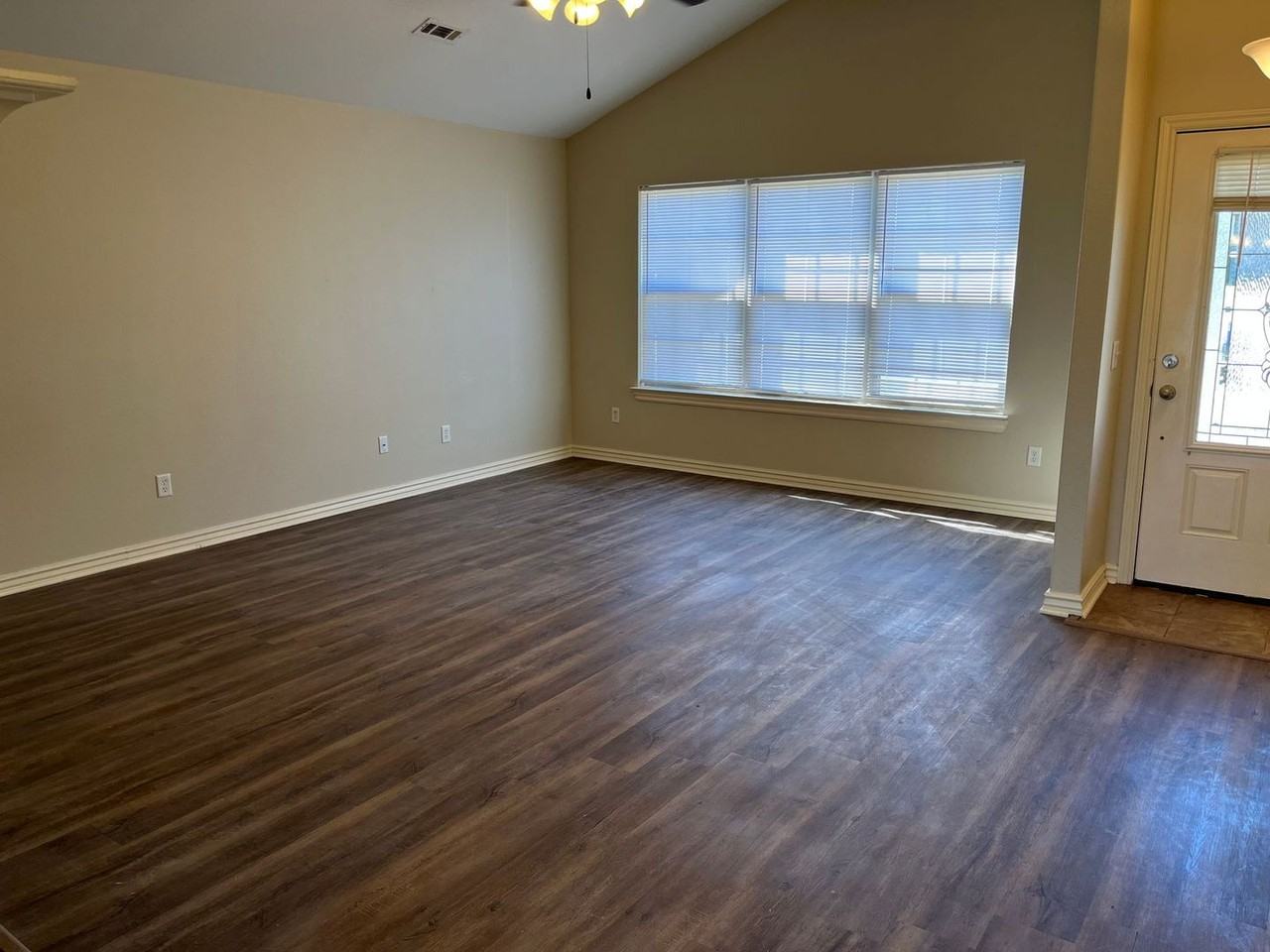 561 Tamarron Dr - Photo 2 of 14