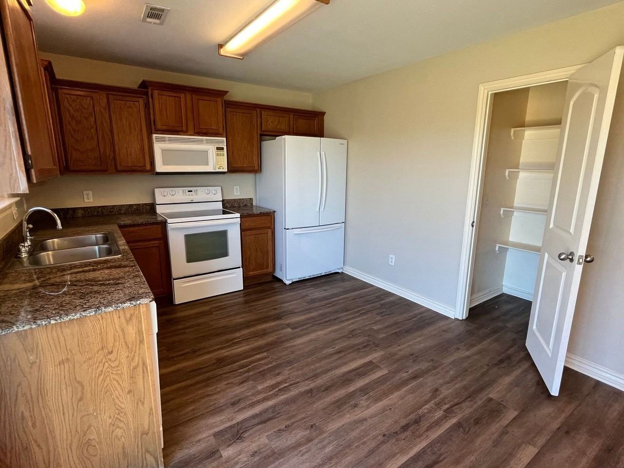 561 Tamarron Dr - Photo 4 of 14