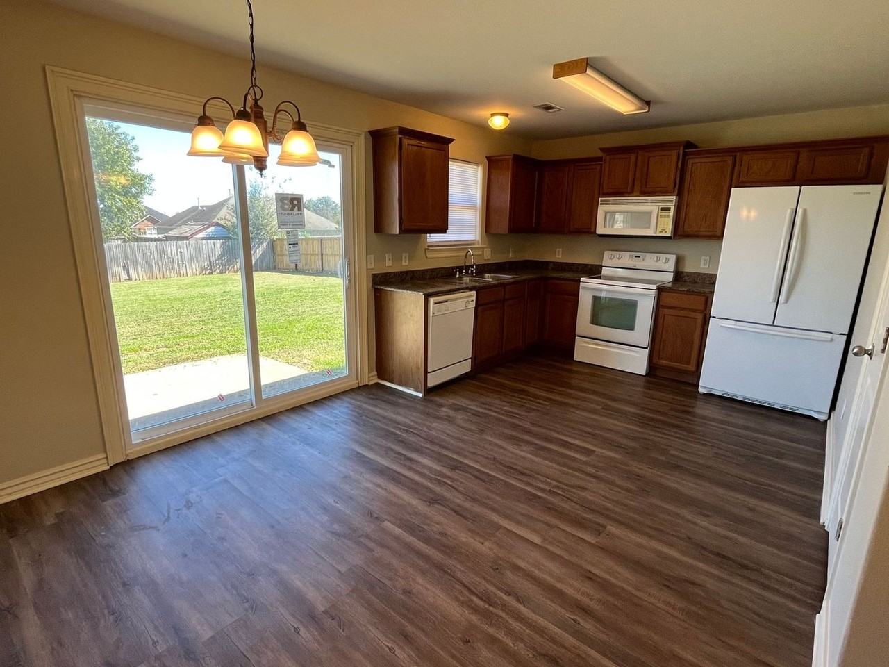 561 Tamarron Dr - Photo 5 of 14