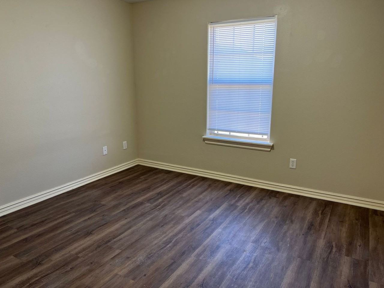 561 Tamarron Dr - Photo 6 of 14