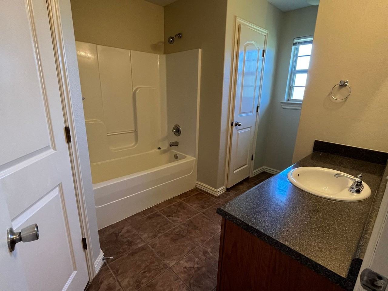 561 Tamarron Dr - Photo 7 of 14