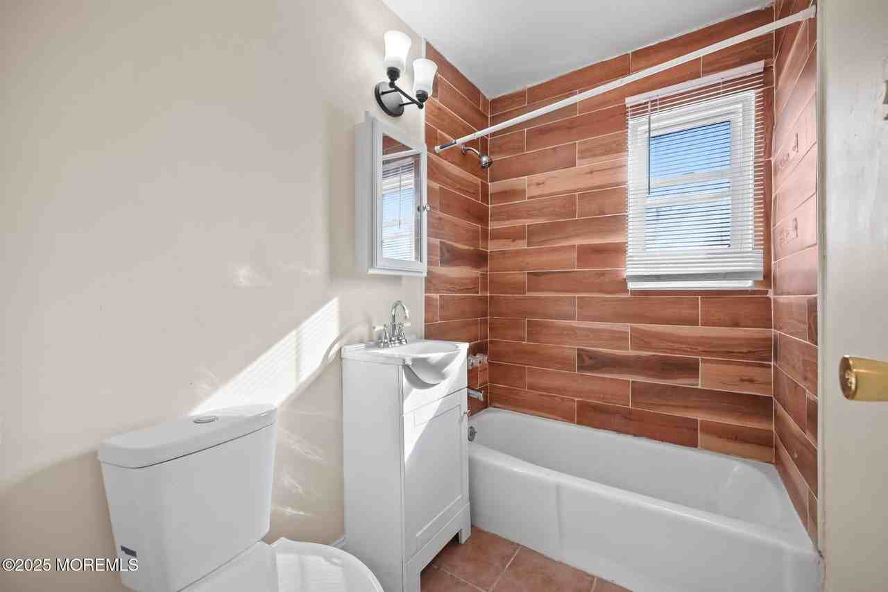 175 Buckelew Ave - Photo 6 of 31