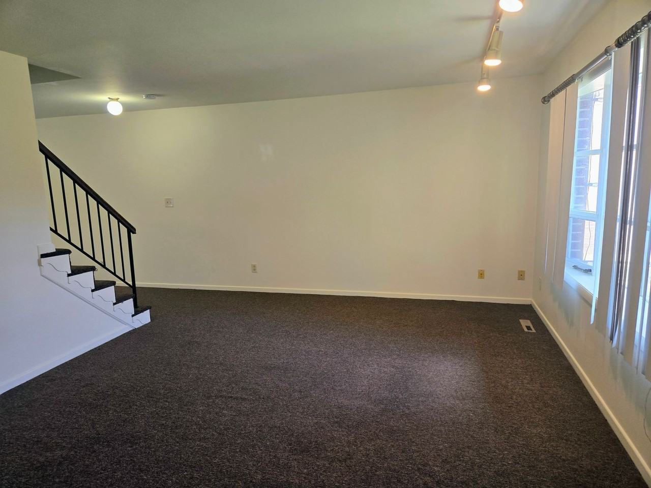 1415 Robert St - Photo 2 of 20