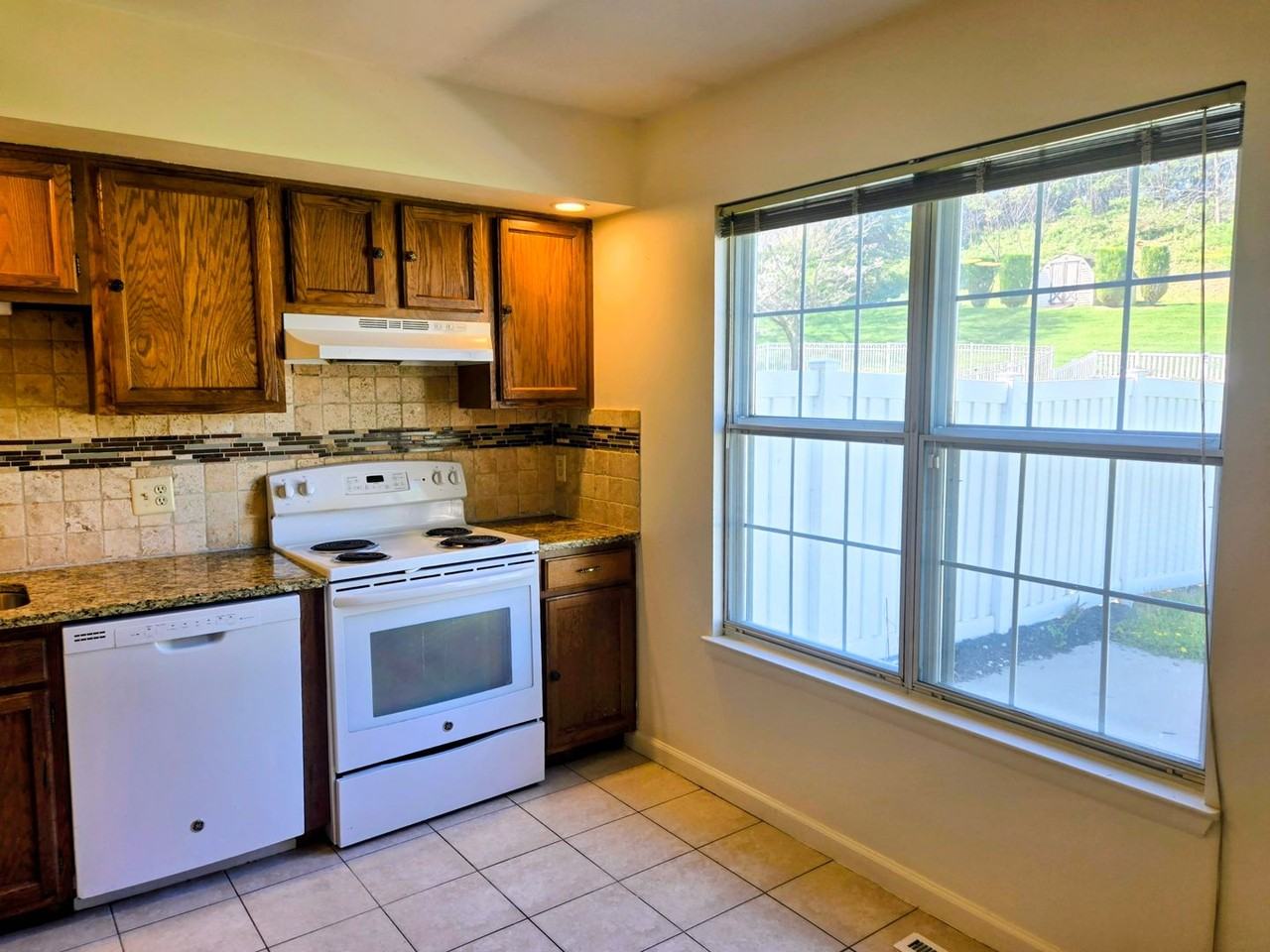 1415 Robert St - Photo 5 of 20