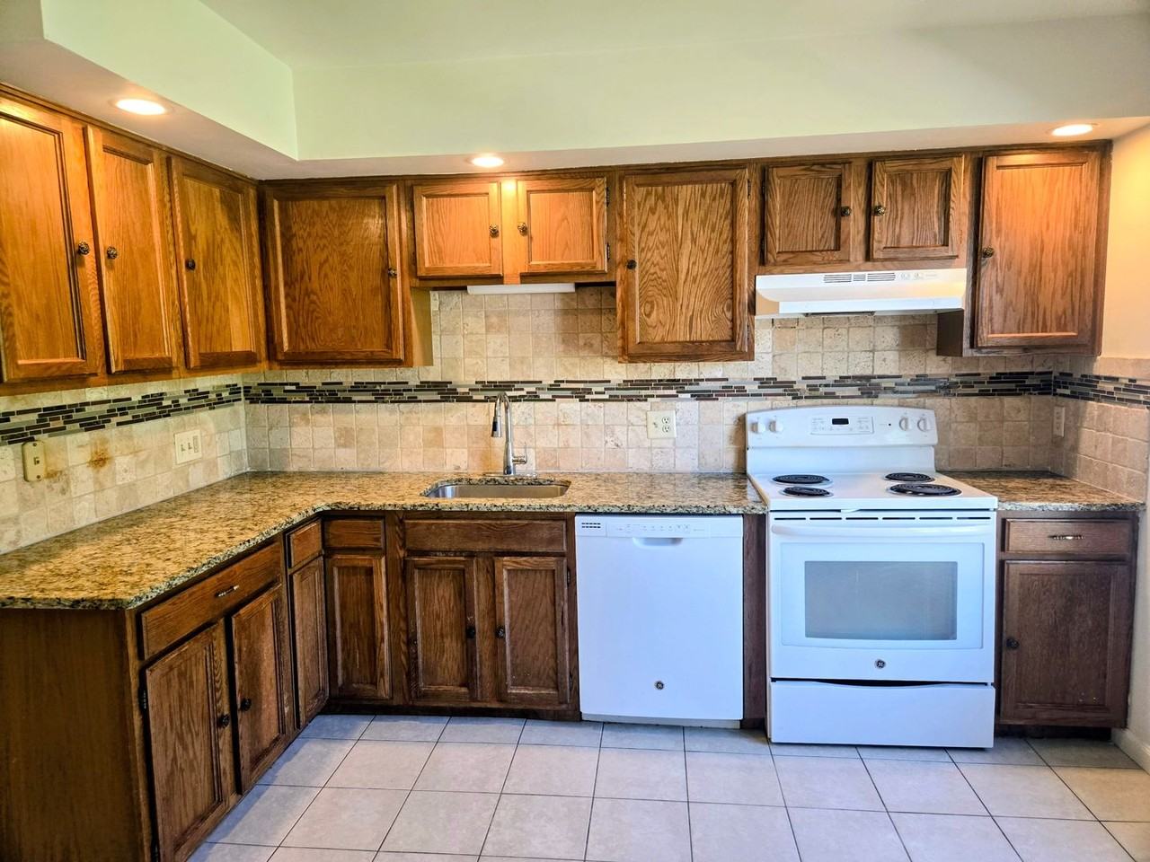 1415 Robert St - Photo 6 of 20