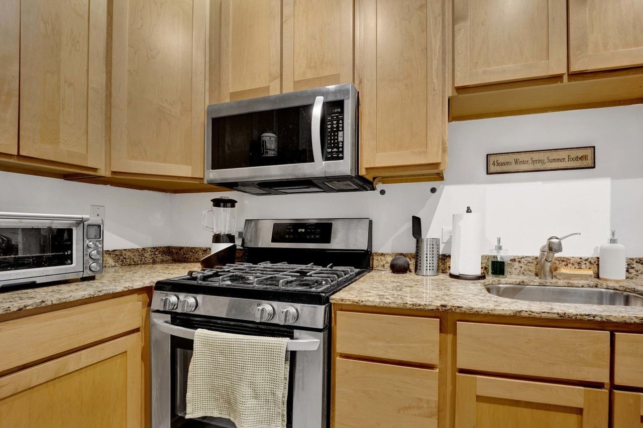 2143 N Western Ave #2F - Photo 3 of 14