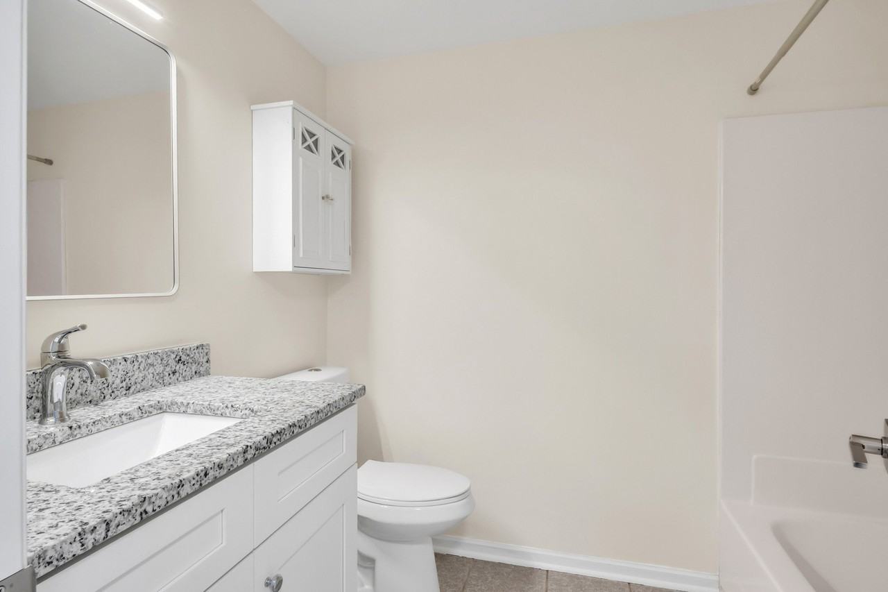 2023 W Superior St #G - Photo 4 of 14