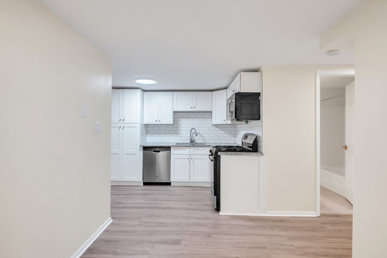 2023 W Superior St #G - Photo 6 of 14