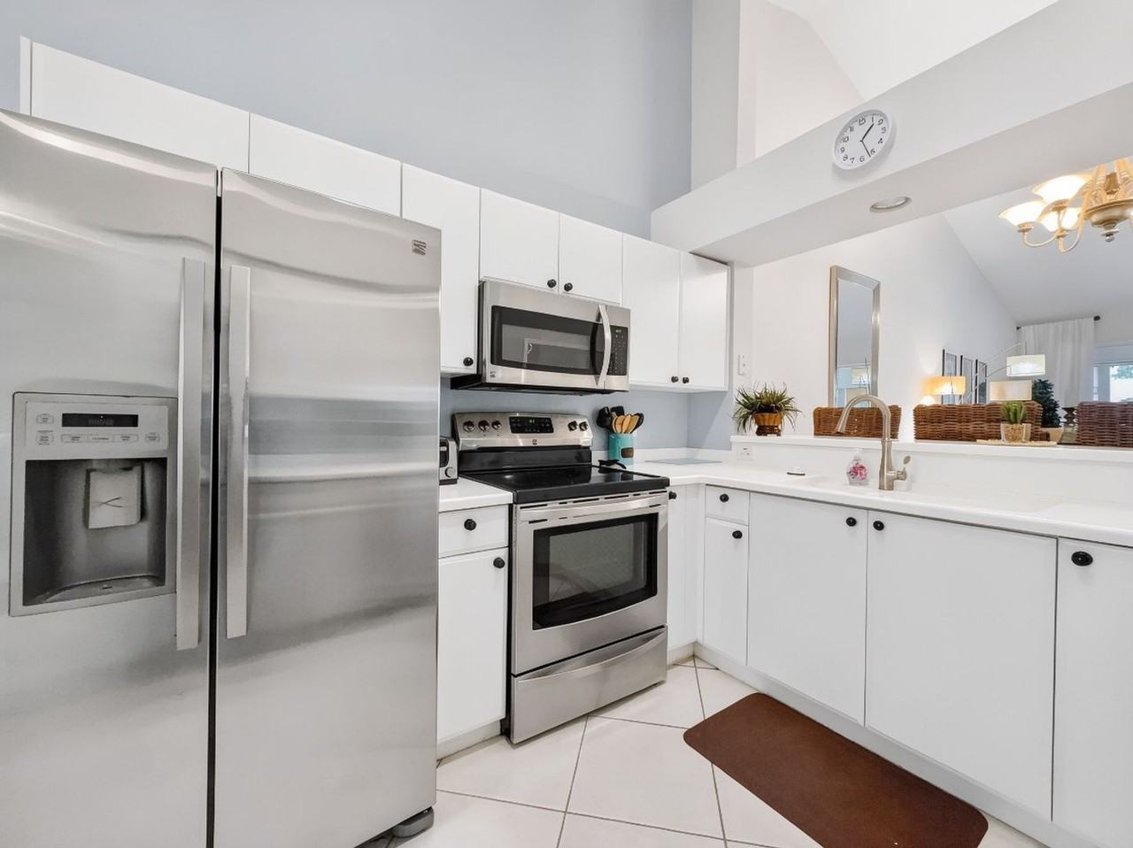 8175 Celeste Dr - Photo 4 of 49