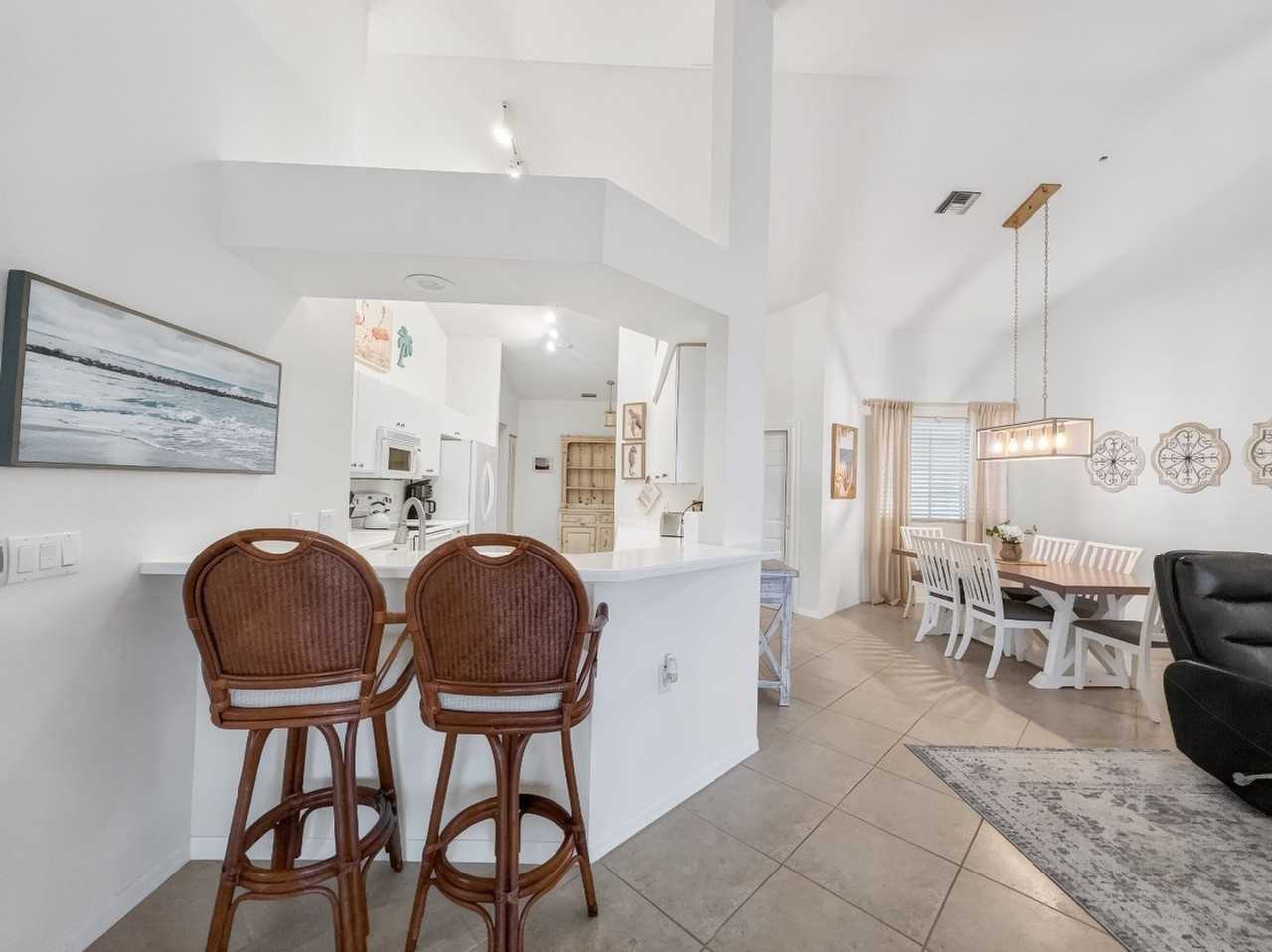 8175 Celeste Dr - Photo 5 of 44