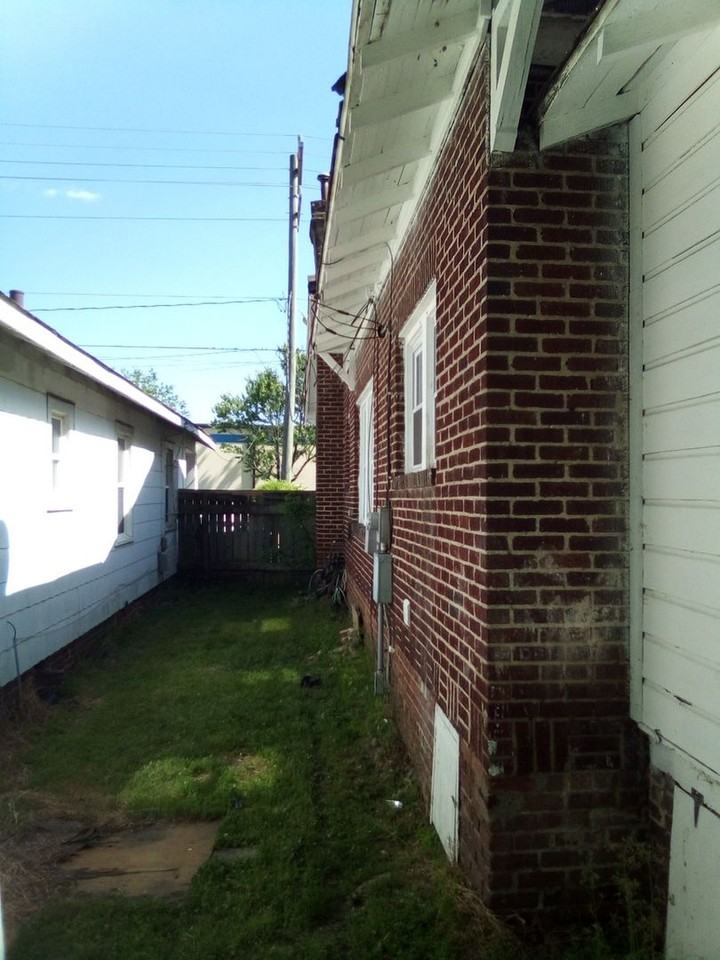 2705 E Market St - Photo 5 of 19