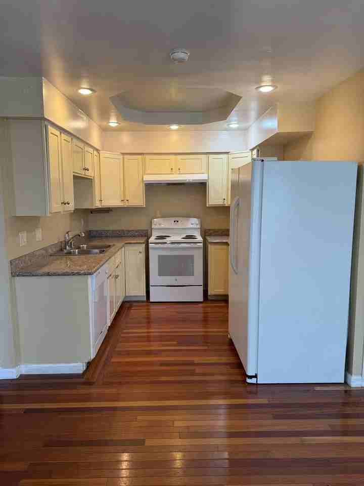 1140 Hartford Pl - Photo 3 of 6