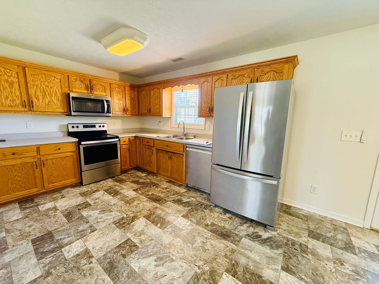 137 Stone Creek Ct - Photo 3 of 7