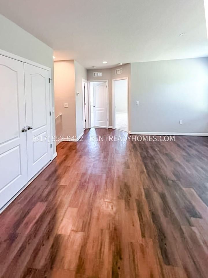 3943 Claybrook Dr - Photo 4 of 11