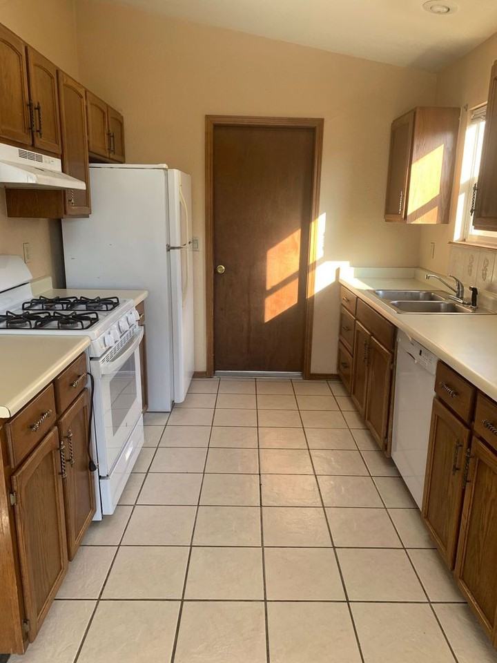 1469 Challenger Ave - Photo 6 of 18