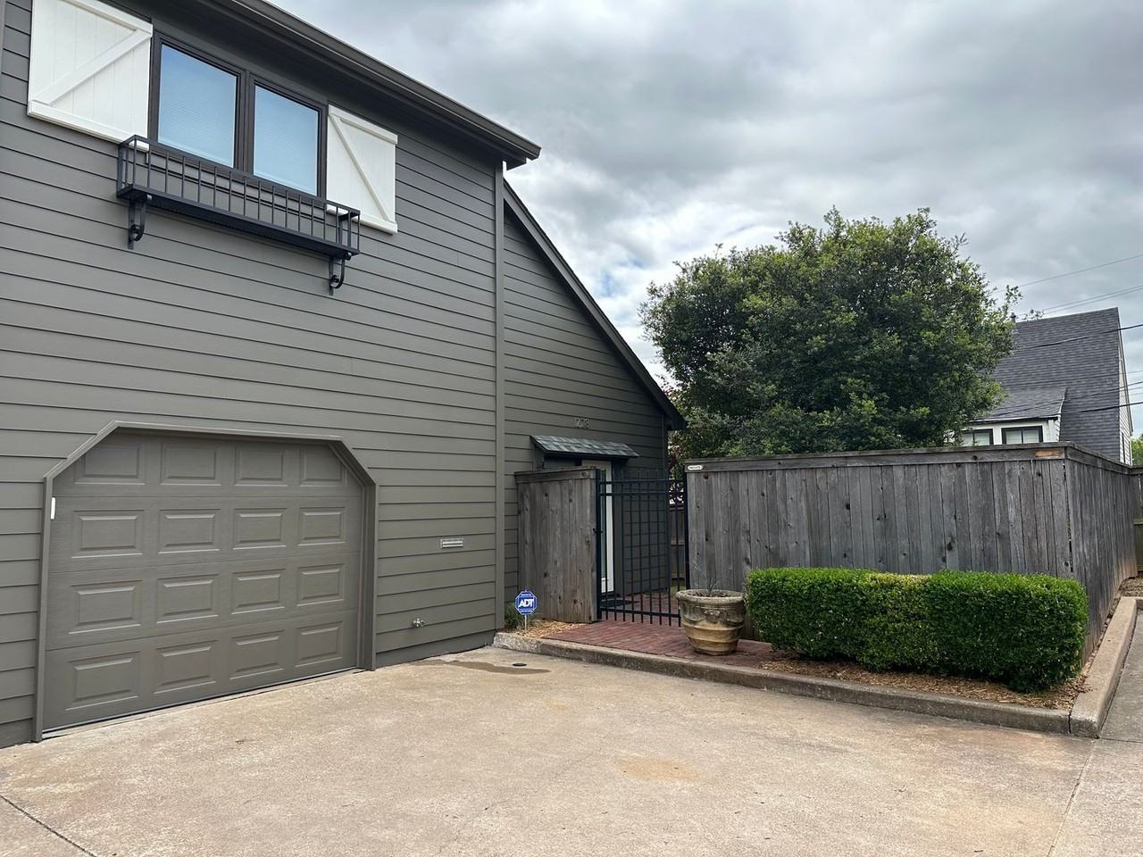 1228 E 21st St - Photo 2 of 25